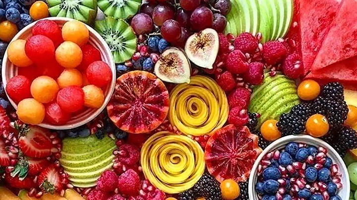 چیدمان سینی میوه با میوه&zwnj;های خرد شده