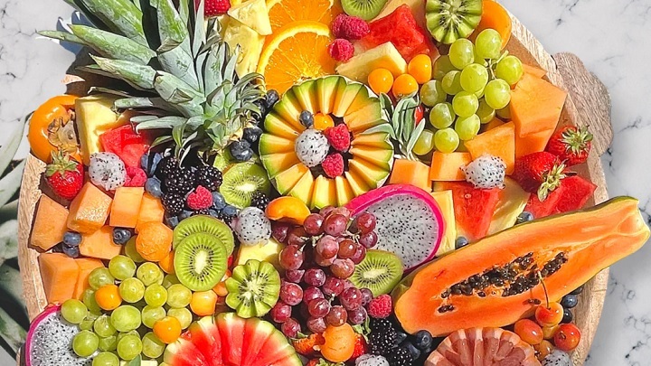 چیدمان سینی میوه با میوه&zwnj;های برش خورده و پوست نگرفته شده