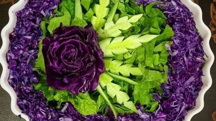 توجه به رنگ و هماهنگی مواد اولیه سالاد
