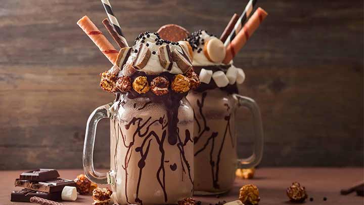 مراحل تهیه میلک شیک شکلاتی