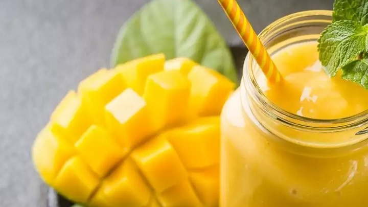مراحل تهیه میلک شیک انبه طالبی
