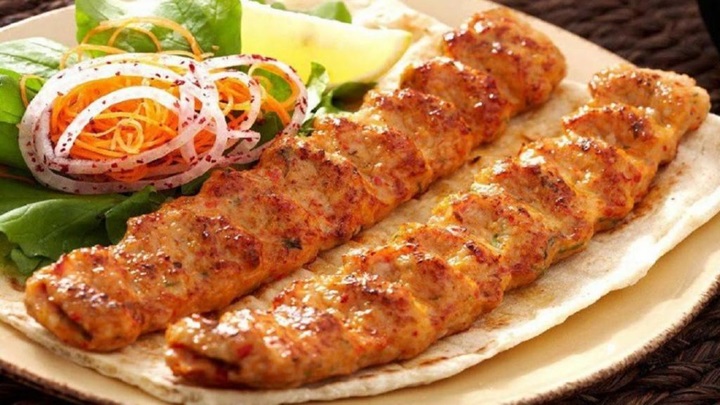 پختن کباب‌ها برای تهیه کباب کوبیده مرغ فوری