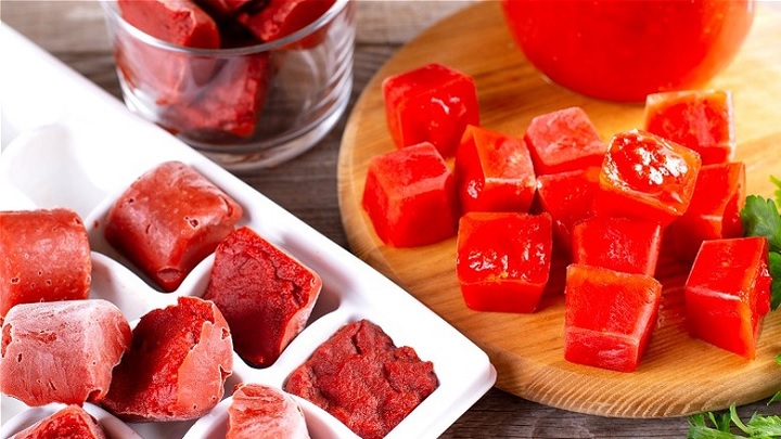 فریز کردن رب گوجه در قالب یخ