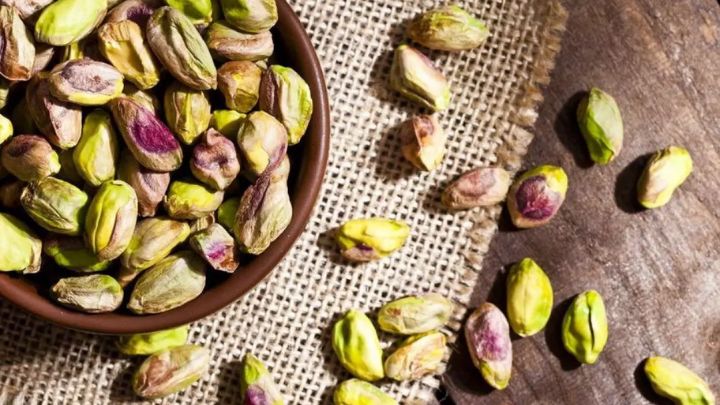 استفاده از برگ بو یا میخک برای کرم نزدن پسته