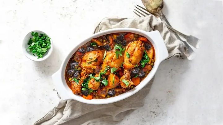 مراحل تهیه خورش گردو و زردآلو