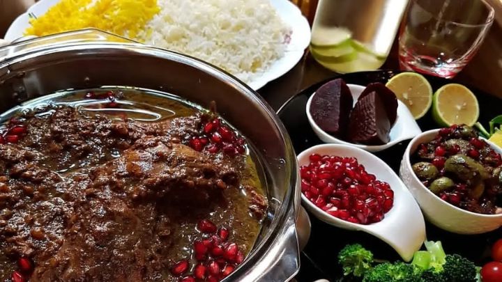 مراحل تهیه خورش سبزی فسنجان