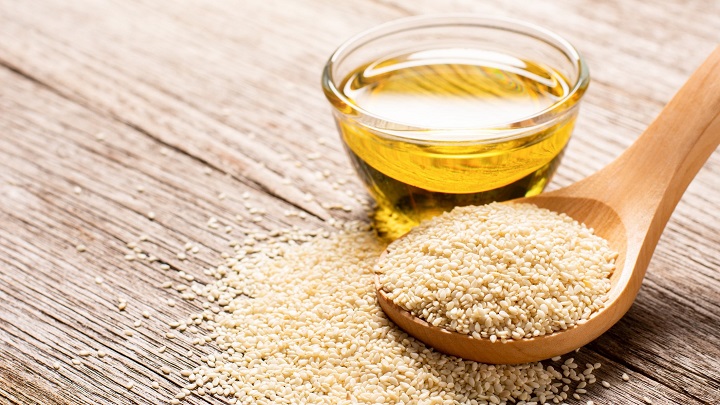 پختن خمیر کنجد برای تهیه روغن کنجد خانگی