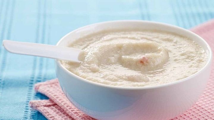 افزودن شیر به حریره گردو