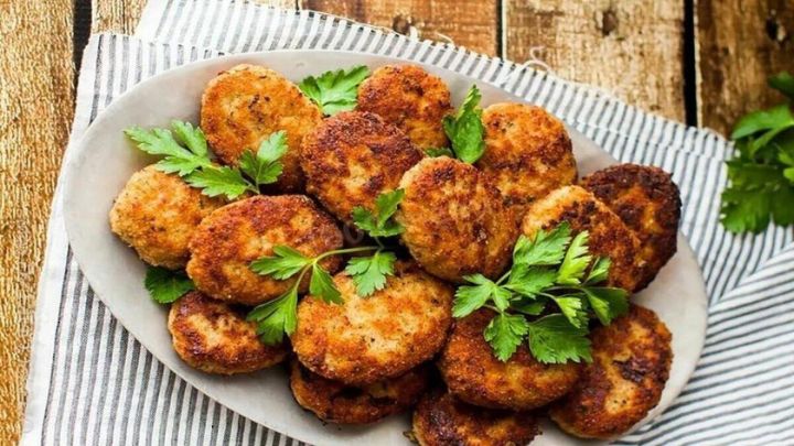 مراحل تهیه کتلت مرغ روسی