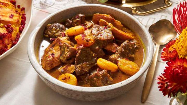 مراحل تهیه خورش سیب گلاب