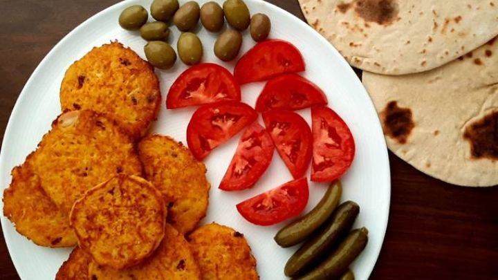 مخلوط کردن مواد خشک برای تهیه کوکوی هویج گیاهی