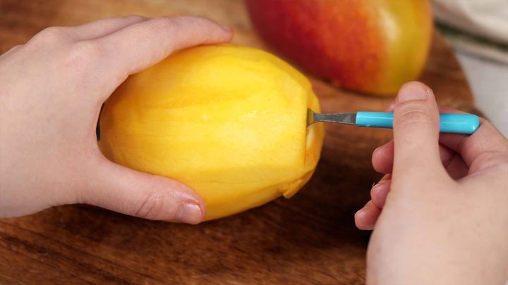 ۲ روش بسیار ساده و کاربردی برای پوست کندن انبه: راهنمای گام به گام