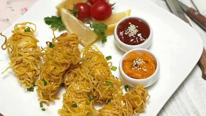 مراحل تهیه نودل سوخاری برای شام امشب