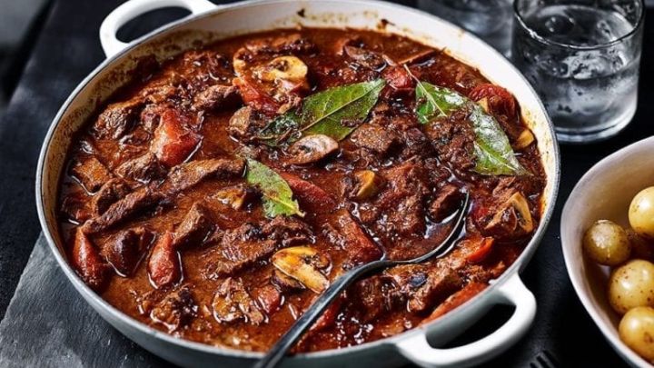 خورش سیب و آلبالو؛ غذایی خاص برای شام یا ناهار