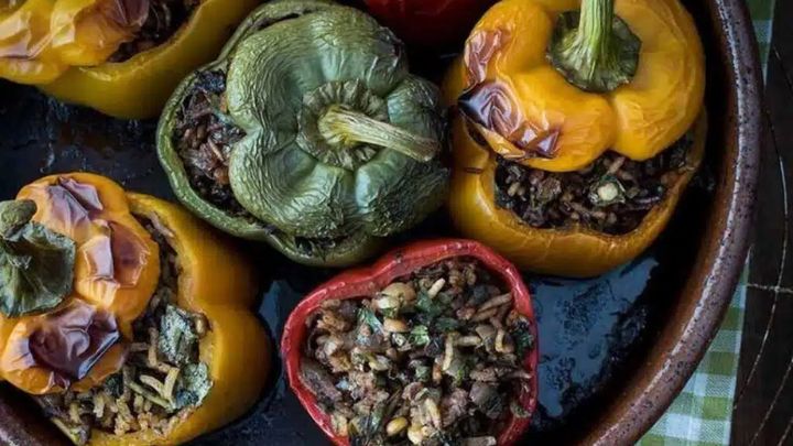 مراحل تهیه دلمه فلفل دلمه‌ای