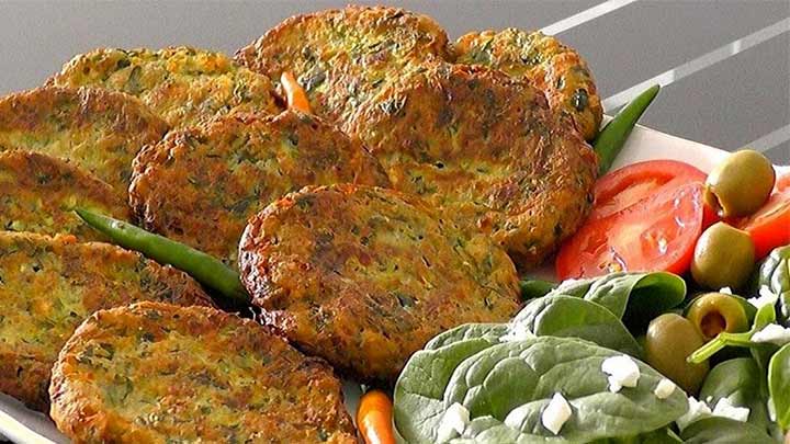 مراحل تهیه کوکو سیب زمینی با سبزیجات