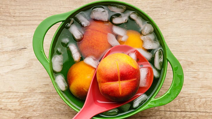 قرار دادن هلو در آب یخ برای پوست کندن آن