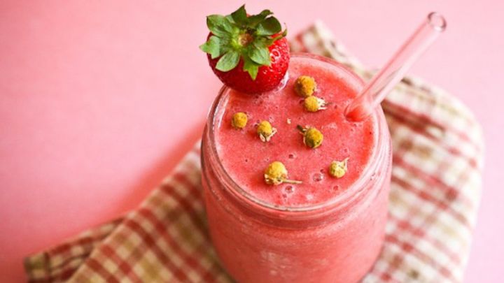 مراحل تهیه اسموتی توت فرنگی و بابونه رژیمی