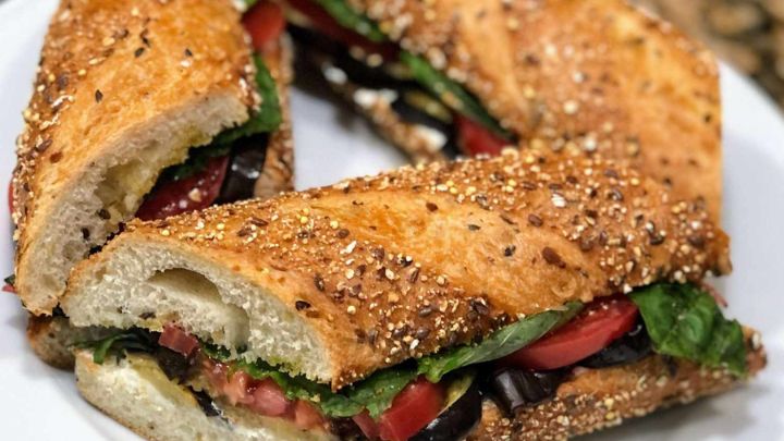 اینطوری یه ساندویچ بادمجان کبابی خوشمزه درست کن!