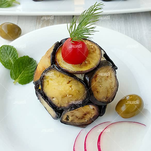 تزیین و سرو سالاد مرغ و بادمجان قالبی