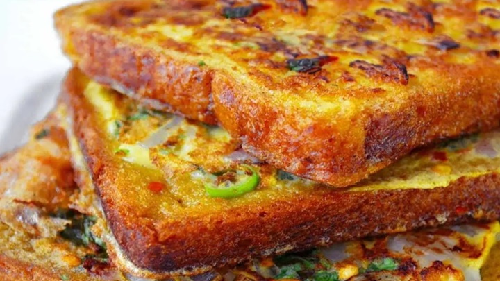 مراحل تهیه کوکو مرغ با نان تست برای شام امشب