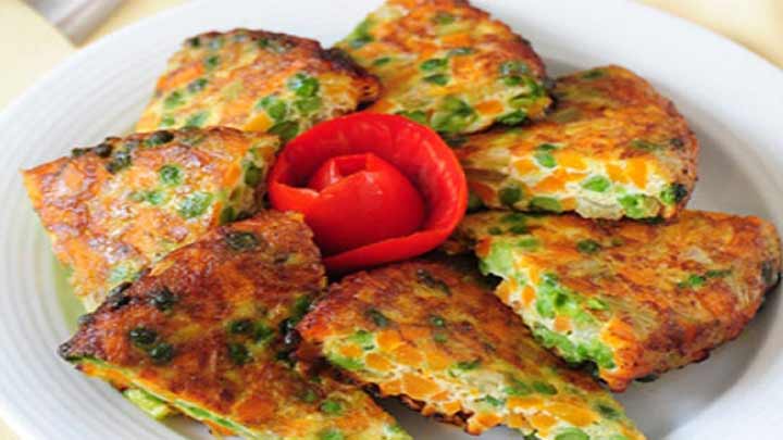 مراحل تهیه کوکو سیب‌زمینی با هویج