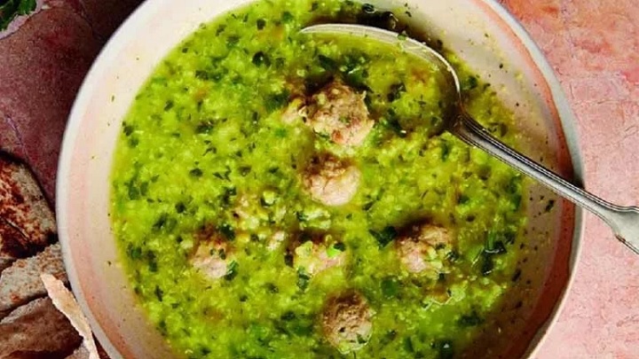 مراحل تهیه آش برنج و گشنیز با گوشت قلقلی
