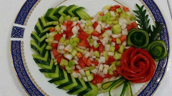 تزئین سالاد شیرازی به شکل قلب