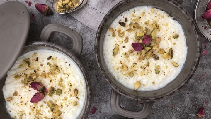 گل محمدی را به فرنی گل محمدی اضافه کنید