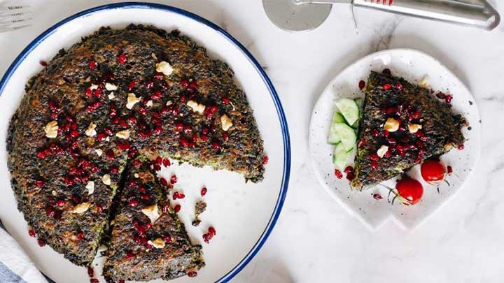 مراحل تهیه کوکو سبزی با زرشک و گردو