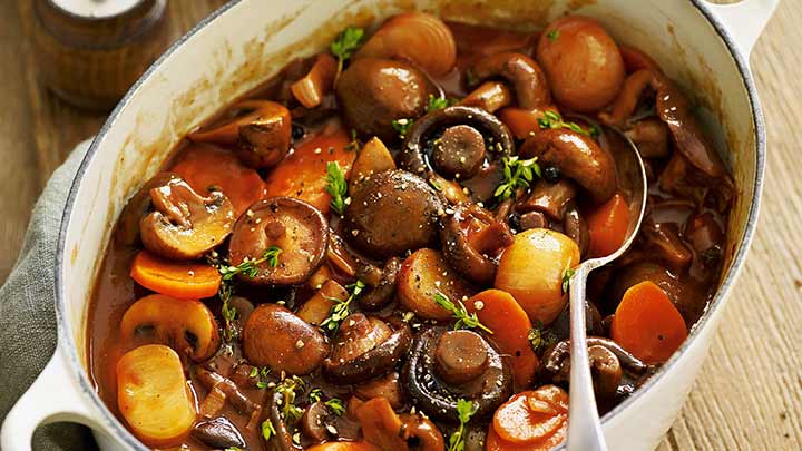 مراحل تهیه خورش قارچ با گوشت مرغ