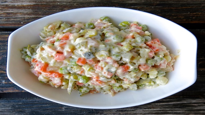 مراحل تهیه سالاد الویه مجلسی با فوت و فن
