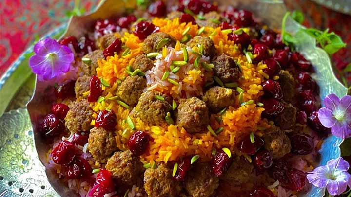 مراحل تهیه آلبالو پلو مجلسی با گوشت چرخ کرده