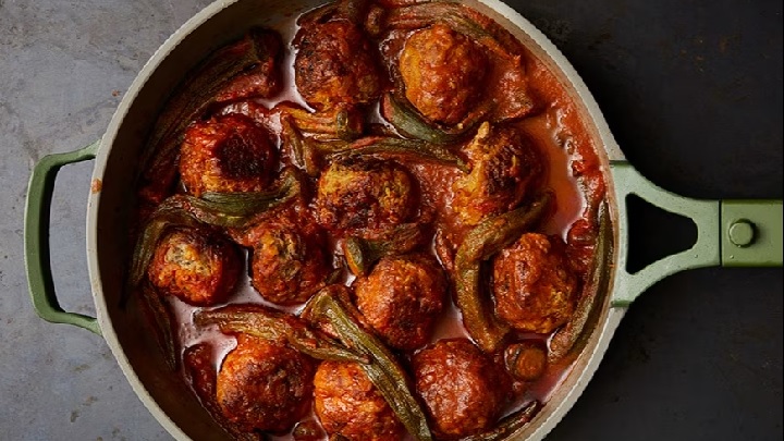 مراحل تهیه خورش بامیه با گوشت قلقلی