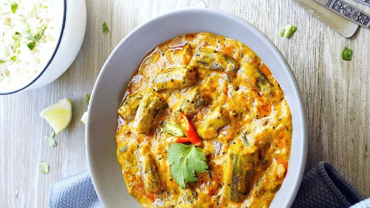 مراحل تهیه خوراک بامیه با کشک و برنج