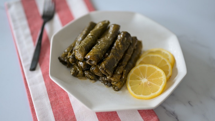بعد از آماده شدن دلمه را در فر قرار دهید