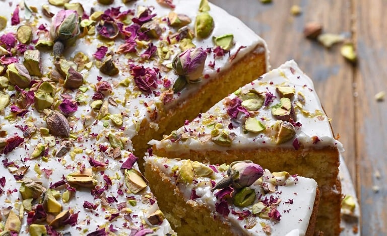 روغن مایع، شیر، گلاب و گل محمدی را اضافه کنید