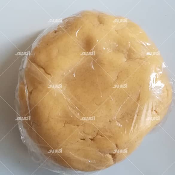 استراحت دادن به خمیر تارت گلابی و بادام
