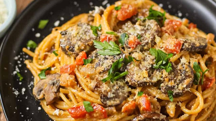 طرز تهیه اسپاگتی سیر و قارچ با گوجه فرنگی