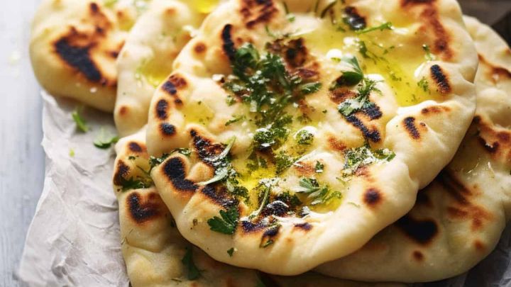افزودن کره و سیر برای نان سیر هندی
