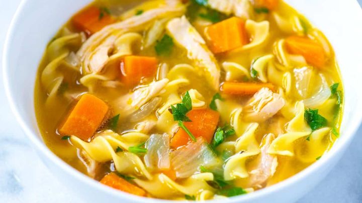 مراحل تهیه سوپ مرغ و رشته فرنگی