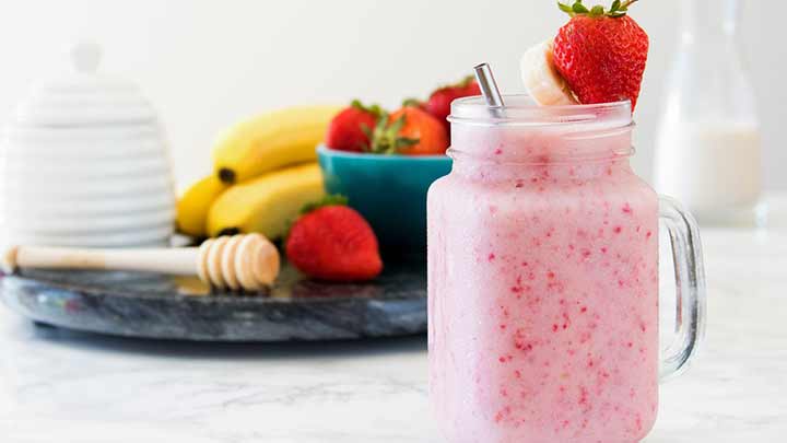 اسموتی موز و توت‌ فرنگی