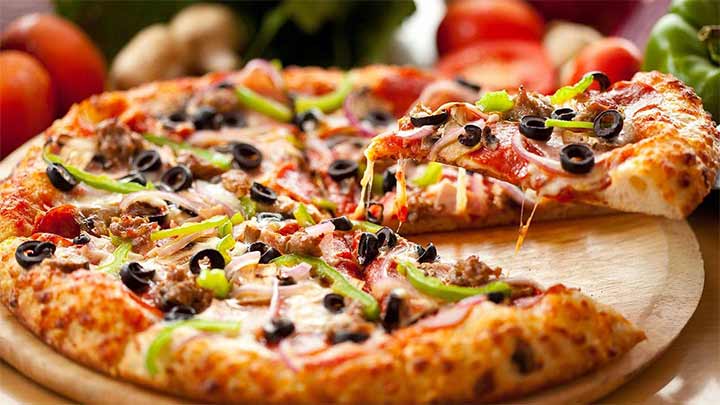 مراحل تهیه پیتزا مخلوط خانگی