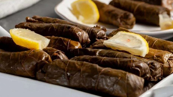 مراحل تهیه دلمه برگ مو ترکیه‌ای با گوشت چرخ کرده