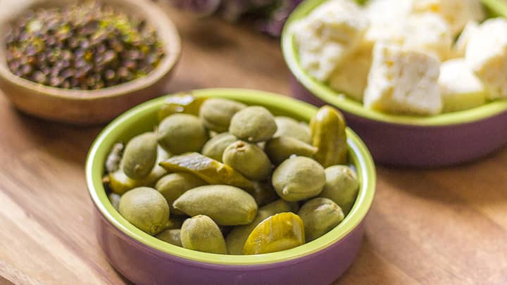 مراحل تهیه ترشی چغاله بادام