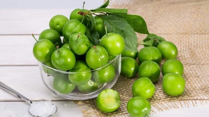 کمک به دفع سنگ کلیه از خواص مهم گوجه سبز با گلپر و نعناع