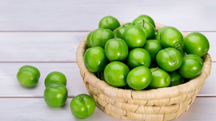 سلامت چشم‌ها از خواص مهم گوجه سبز با گلپر و نعناع