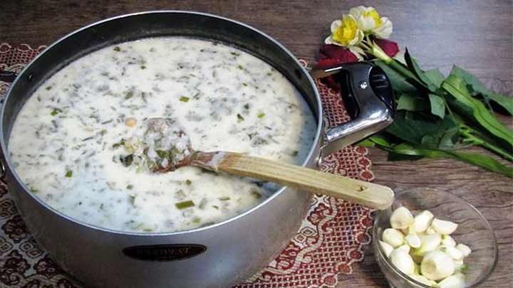 مراحل تهیه آش دوغ لری