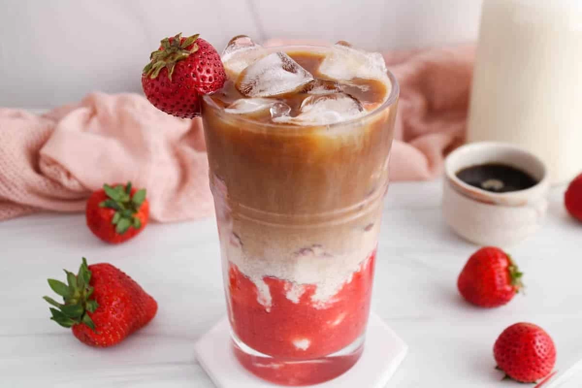 آیس لاته توت فرنگی ، نوشیدنی از بهشت (مرحله به مرحله)