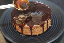 کیک عصرانه با سس نسکافه ای: یک ترکیب خوشمزه و دلچسب (مرحله به مرحله)